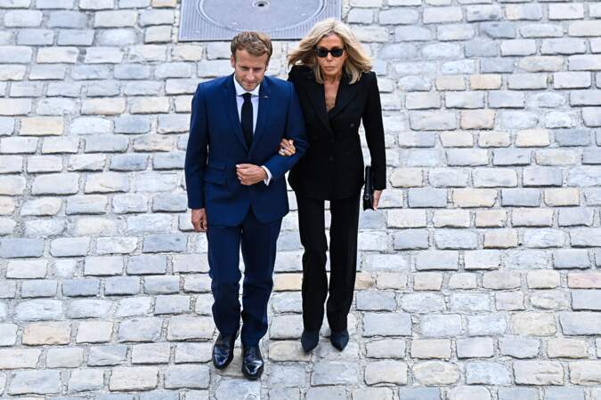 Brigitte et Emmanuel Macron lors de l'hommage national à Jean-Paul Belmondo dans la cour des Invalides, à Paris, le jeudi 9 septembre 2021.