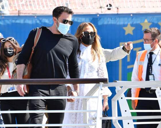 Jennifer Lopez et son compagnon Ben Affleck pour leur arrivée à Venise, le 9 septembre 2021.