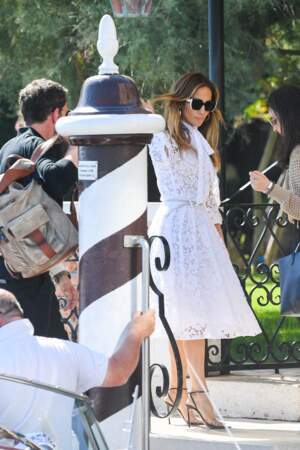 Jennifer Lopez a choisi une très belle robe midi blanche en dentelle signée Valentino et une paire d'escarpins à talons hauts.