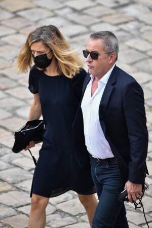 Christophe Dechavanne et Elena durant l'hommage national à Jean-Paul Belmondo dans la cour des Invalides, à Paris, le jeudi 9 septembre 2021.