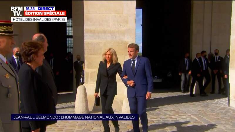 Brigitte et Emmanuel Macron lors de l'hommage national à Jean-Paul Belmondo dans la cour des Invalides, à Paris, le jeudi 9 septembre 2021. 