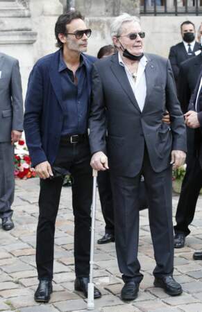 Alain Delon et son fils Anthony à leur arrivée aux obsèques de Jean-Paul Belmondo, à l'église Saint-Germain-des-Prés, à Paris, le 10 septembre 2021