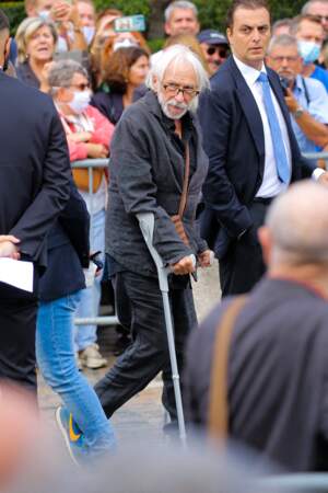 Pierre Richard, en béquilles, à son arrivée aux obsèques de Jean-Paul Belmondo, à l'église Saint-Germain-des-Prés, à Paris, le 10 septembre 2021