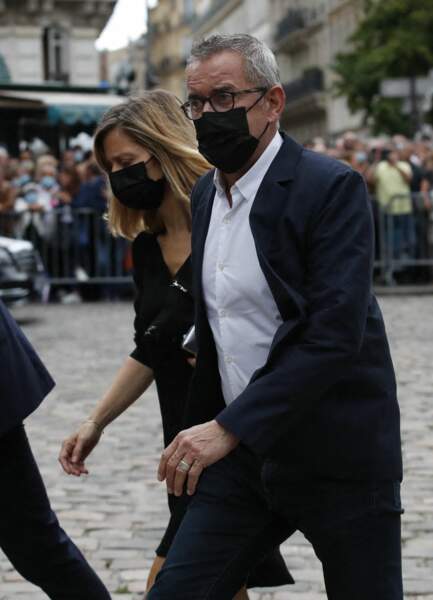 Christophe Dechavanne et sa compagne Elena Foïs à leur arrivée aux obsèques de Jean-Paul Belmondo, à l'église Saint-Germain-des-Prés, à Paris, le 10 septembre 2021