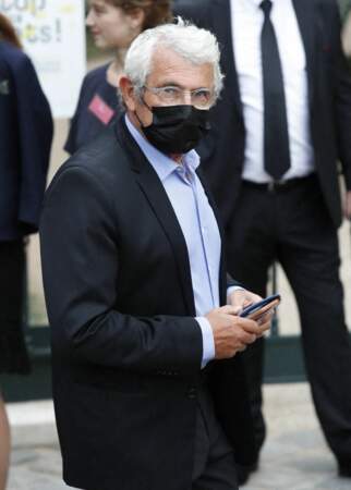 Michel Boujenah, masqué, à son arrivée aux obsèques de Jean-Paul Belmondo, à l'église Saint-Germain-des-Prés, à Paris, le 10 septembre 2021