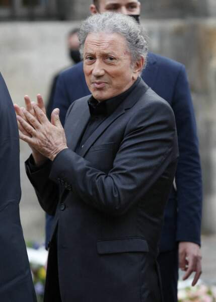 Michel Drucker très ému son arrivée aux obsèques de Jean-Paul Belmondo, à l'église Saint-Germain-des-Prés, à Paris, le 10 septembre 2021