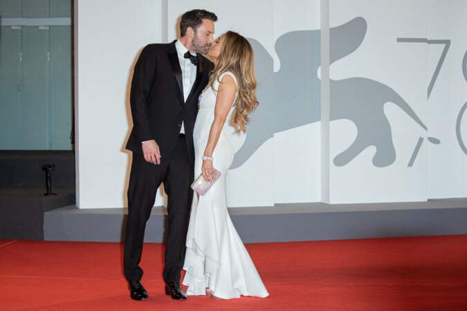 Ben Affleck et Jennifer Lopez s'échangent un tendre baiser devant les photographes à la Mostra, ce 1à septembre