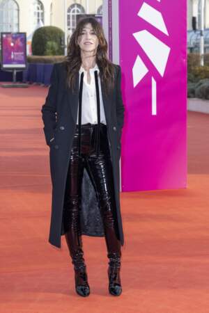 Souriante, Charlotte Gainsbourg, sur le tapis rouge du Festival de Deauville