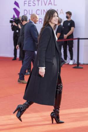 Souriante, Charlotte Gainsbourg, foule le tapis rouge du Festival de Deauville