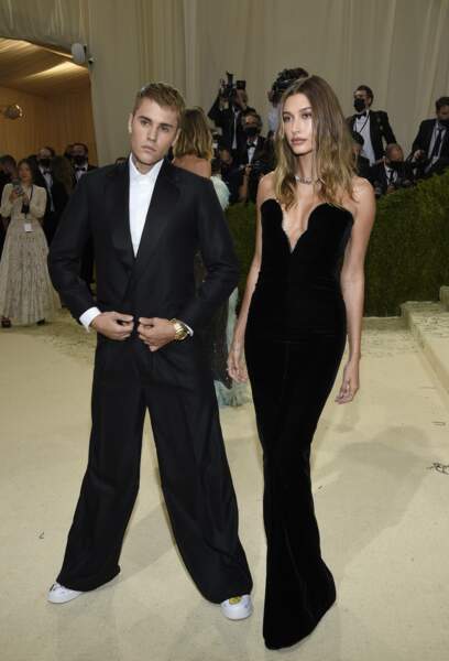 Justin Bieber et son épouse Hailey Baldwin Bieber en robe Saint Laurent et bijoux Tiffany & Co. 