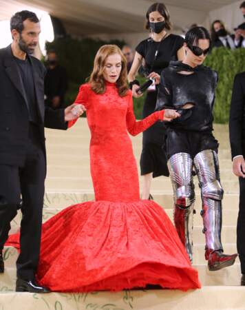 Isabelle Huppert a éblouit le red carpet du Met Gala 2021 dans une tenue de velours Balenciaga. 