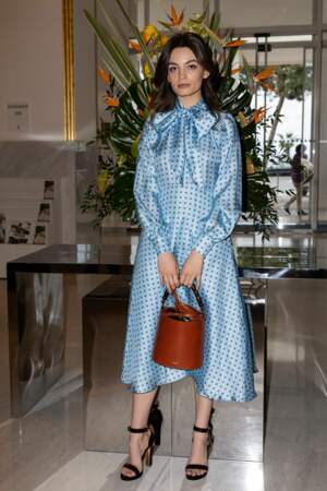 Robe à lavallière Lisou, so british, et le sac seau, so french: Emma MacKey résume ses origines dans sa tenue, lors du festival Canneseries en 2019.
