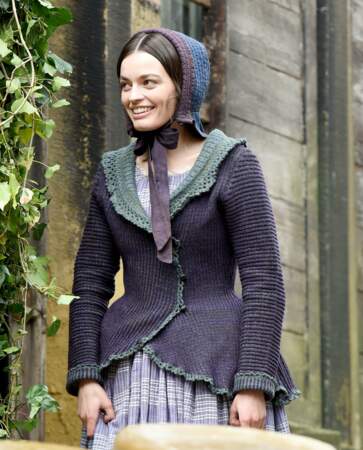 Emma MacKey : costume en crochet pourpre et béguin pour incarner prochainement Emily Bronte au cinéma