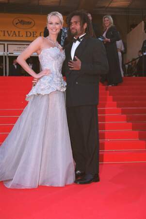 2002 : Adriana Karembeu monte les marches à Cannes avec son mari, Christian Karembeu