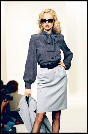 1996 : Adriana Karembeu défile pour Givenchy