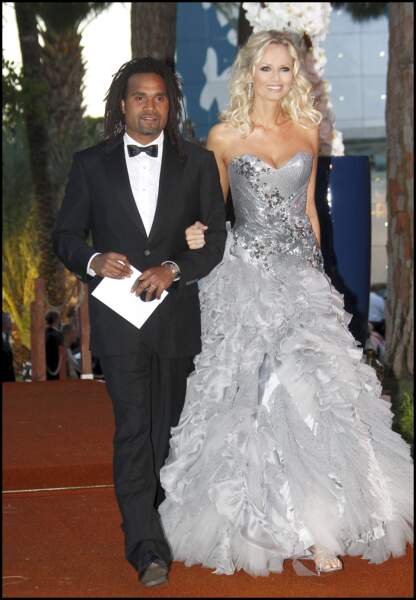 2010 :  Adriana Karembeu en robe de bal et demi-queue de cheval bouclée lors du bal de la Croix-Rouge avec son ex-mari, Christian