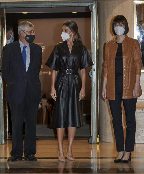 La reine Letizia d'Espagne habillée d'une robe noire en cuir à Madrid