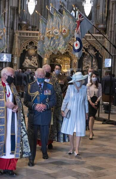 Sa tenue bleue ressortait complètement dans le décor de l'Abbaye de Westminster. 