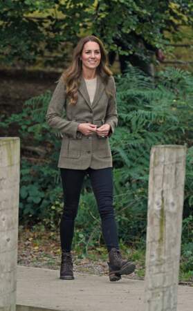 Kate Middleton mixe slim, blazer et bottines Chloé pour une sortie au grand air