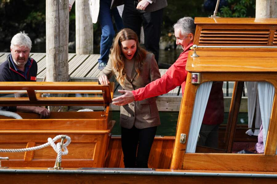 Kate Middleton en blazer et jean slim pour une sortie éducative en bateau avec des enfants