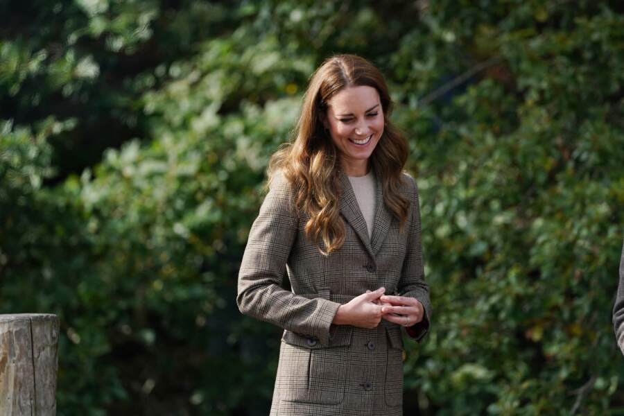 Kate Middleton souriante et élégante avec les cheveux de plus en plus longs