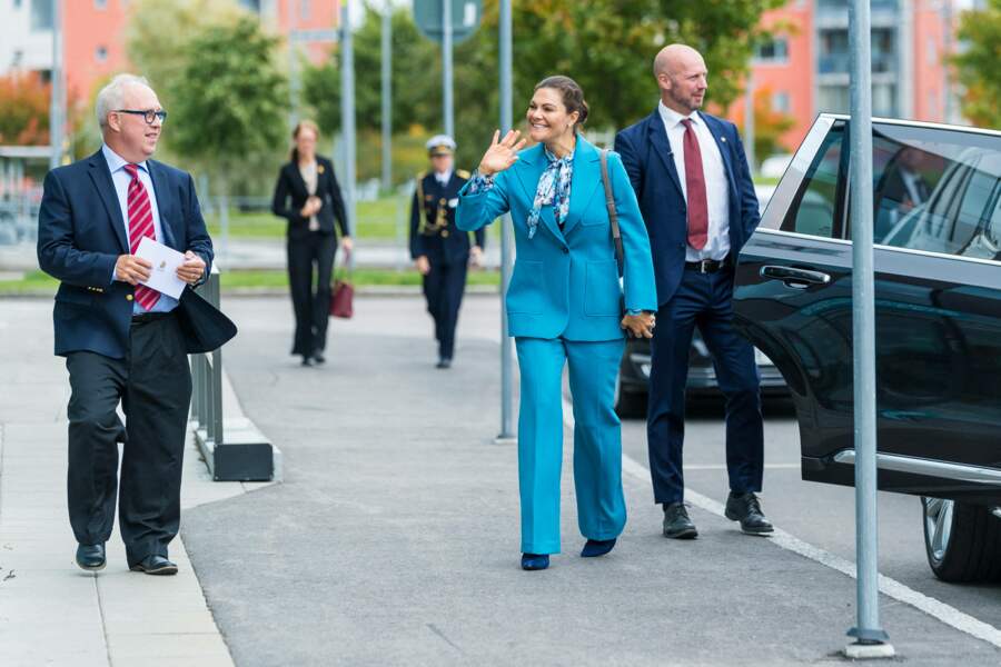 Victoria de Suède salue les photographes en sortant de sa voiture