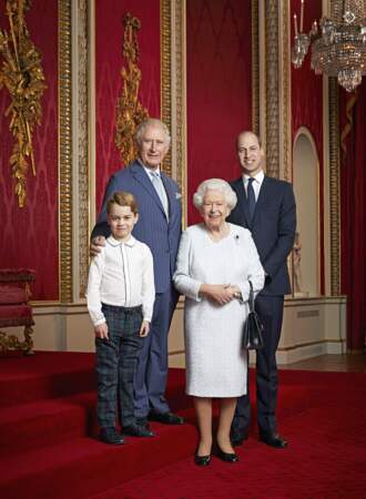 Un portrait officiel et familial, pour lequel, surprise, le jeune prince a couvert ses jambes ! Auprès de son père, grand-père et de son arrière-grand-mère, en décembre 2019, George endosse le sérieux d'un futur roi. 