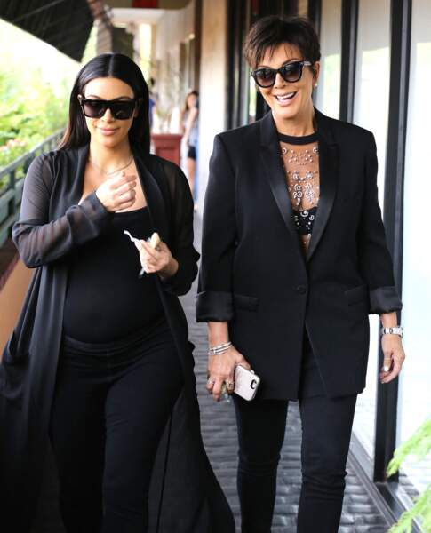Kim Kardashian enceinte aux côtés de Kris Jenner à Studio City, le 25 août 2015.