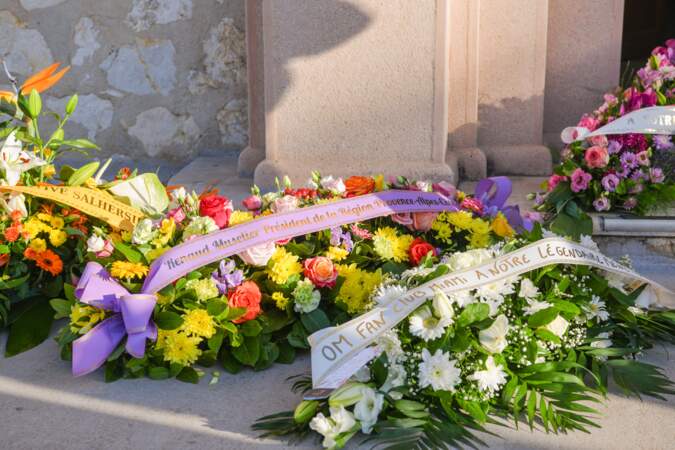 De nombreux bouquets de fleurs ont été déposés sur le parvis de la paroisse Saint-Mitre en hommage à René Malleville