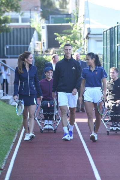 Kate Middleton arrive ce vendredi 24 septembre sur le cours du National Tennis Center de Londres, entourée des joueurs de tennis Joe Salisbury et Emma Raducanu, vainqueurs de l'US Open en 2021