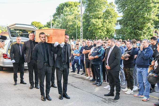 Beaucoup d'émotions pour les fans à l'arrivée du cercueil de René Malleville