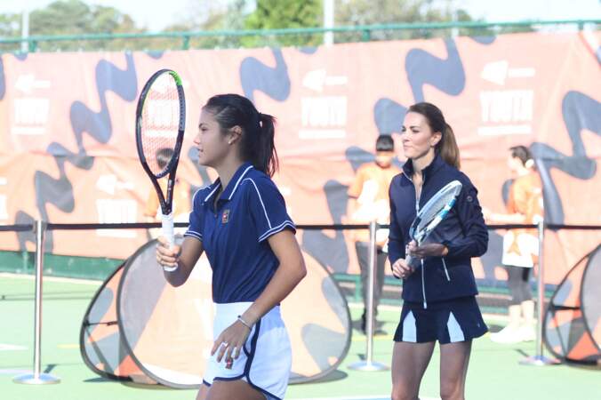 Emma Raducanu et Kate Middleton ont choisi des tenues bleues et blanches pour cette rencontre au National Tennis Center de Londres, Royaume Uni, le 24 septembre 2021.