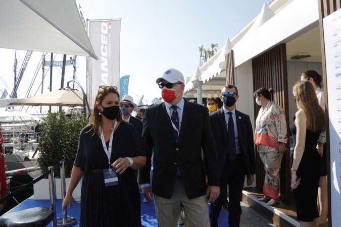 Le prince Albert II de Monaco avec une casquette et des lunettes de soleil pour l'inauguration du Monaco Yacht Show le 24 septembre