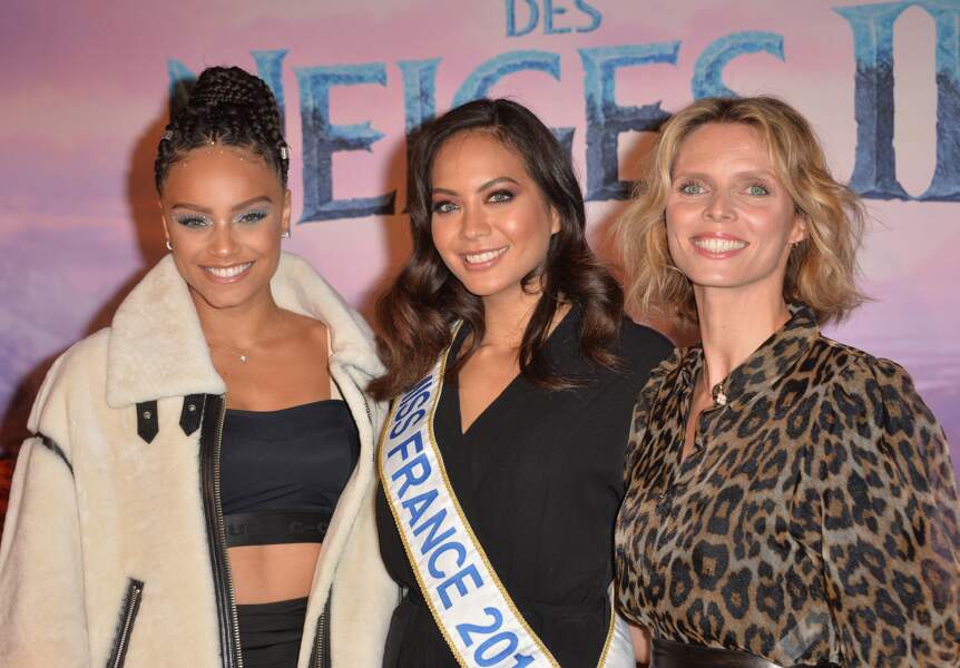 Alicia Aylies (Miss France 2017), Vaimalama Chaves (Miss France 2019) et Sylvie Tellier à la projection de "La Reine des Neiges 2 " au Grand Rex à Paris le 13 novembre 2019.