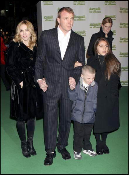 Entre 1999 et 2008, Lourdes Leon a eu pour beau-père le cinéaste anglais Guy Ritchie, père de son frère Rocco. La famille recomposée ci-contre à la première londonienne du film Arthur et les Minimoys en 2007.