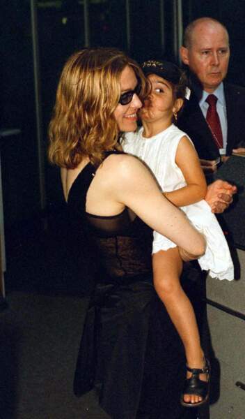 Lourdes Leon et Madonna à Londres en 1999. La jeune femme peut se targuer d'être la principale source d'inspiration de l'album de sa mère, Ray of light, sorti en 1998.