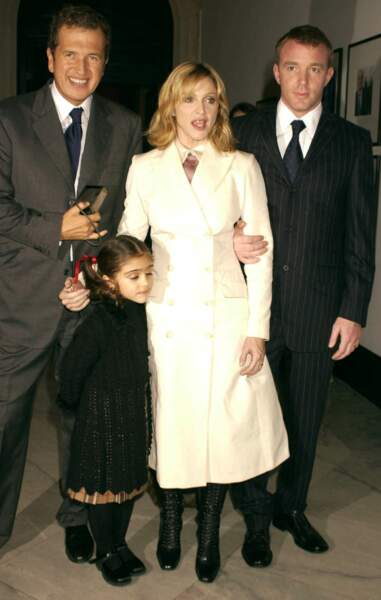 Lourdes Leon avec sa mère Madonna et son beau-père Guy Ritchie à un vernissage du photographe Mario Testino, à Londres, en 2002.