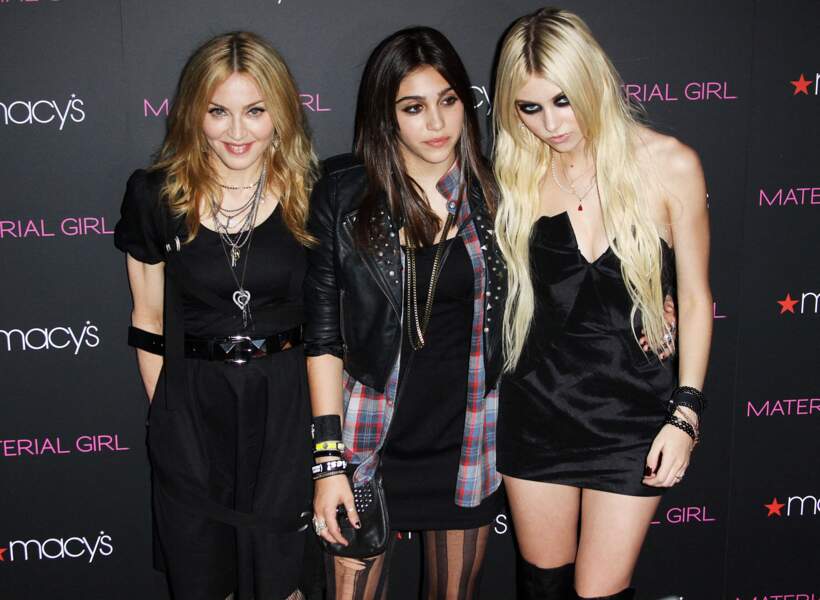 Lourdes Leon et sa mère Madonna ont travaillé ensemble sur une ligne de vêtement, Material Girl. Mère et fille ci-contre avec une de leurs égéries, Taylor Momsen de la série Gossip Girl, à New York, en 2010.