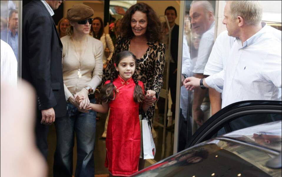 Lourdes Leon, ci-contre en plein shopping parisien avec sa mère Madonna en 2004.