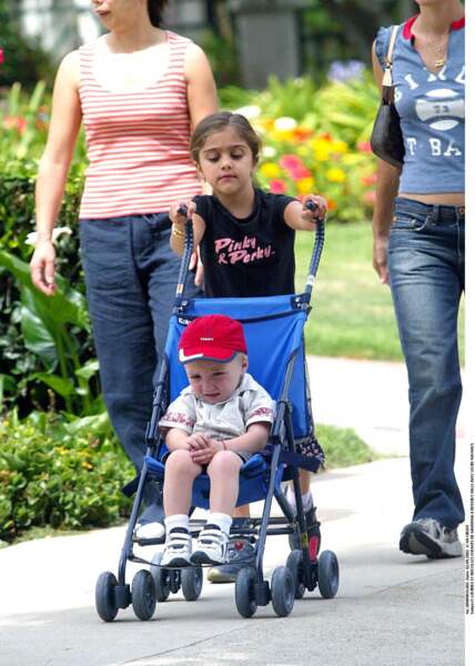 Lourdes Leon et son frère Rocco Ritchie à Beverly Hills en 2002.
