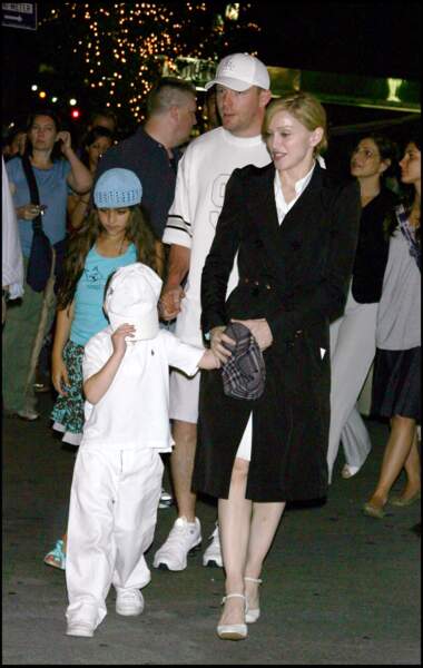 Lourdes Leon avec sa mère Madonna, son beau-père Guy Ritchie et son frère Rocco à la sortie d'un centre de la kabbale à New York, en 2005. La jeune femme assure continuer à prier quotidiennement.