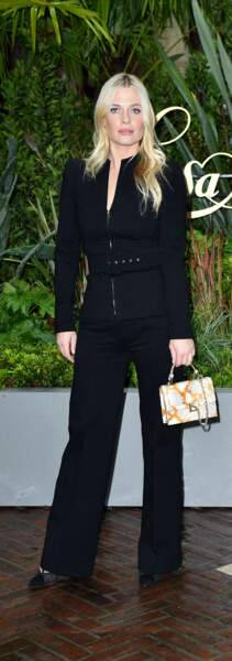 Amelia Spencer illumine sa tenue du jour avec un sac Luisa Spagnoli à l'imprimé animal