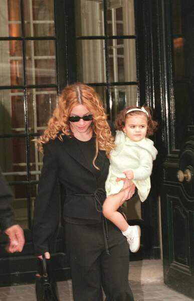 Lourdes Leon et Madonna à Paris, en 1998. L'icône de la pop avait 38 ans quand elle a donné naissance à sa fille aînée très désirée.