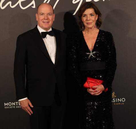 Le prince Albert II de Monaco et la princesse Caroline de Hanovre, très élégants, lors du dîner "les lumières du jeu" au Casino de Monte Carlo le 19 octobre 2018.