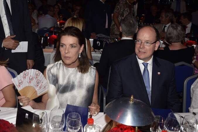 La princesse Caroline de Hanovre et le prince Albert II de Monaco complices lors du traditionnel gala au profit de l'association Fight Aids Monaco, en juin 2015