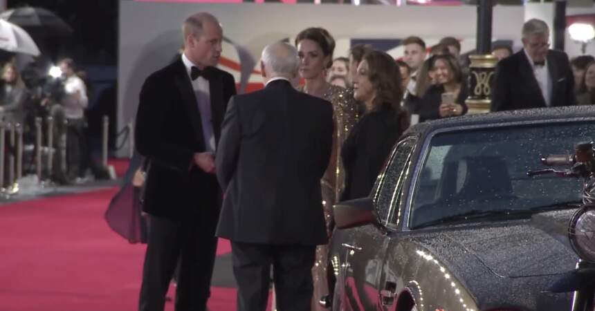 Kate Middleton et William parlent avec des invités lors de l'avant-première de James Bond à Londres, le mardi 28 septembre 2021.