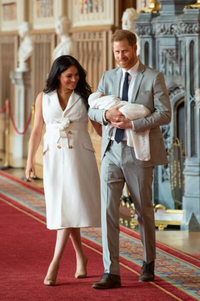 8 mai 2019 : Meghan Markle présente son nouveau né Archie dans une robe trench de la maison britannique Wales Bonner.