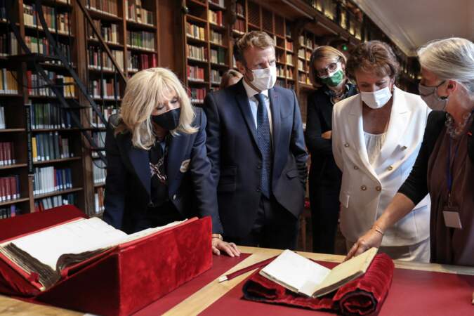 Emmanuel et Brigitte Macron ont pu voir les différentes oeuvres littéraires avant la réouverture complète au public du site Richelieu prévue pour l’été 2022.