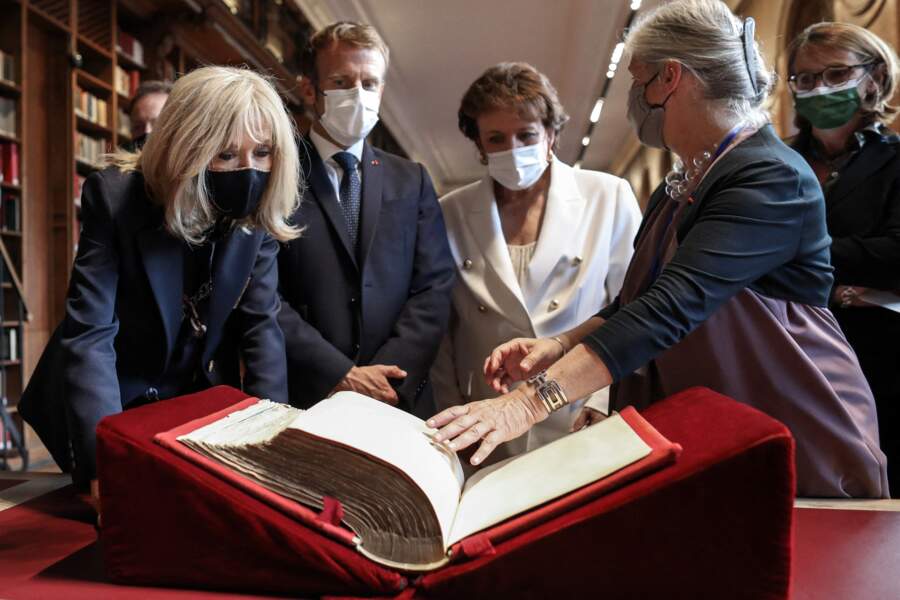 Le président Emmanuel Macron, la première dame Brigitte Macron se sont montrés passionnés par les explications des conservateurs.