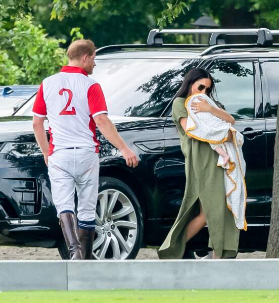 10 juillet 2019 : Meghan Markle en robe kaki maxi assiste à un match de polo avec son fils Archie.